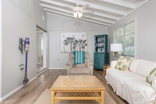 Sunshine On The River 3 Bedroom Waterfront Property Home