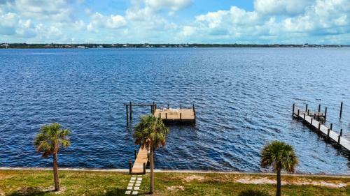 Sunshine On The River 3 Bedroom Waterfront Property Home