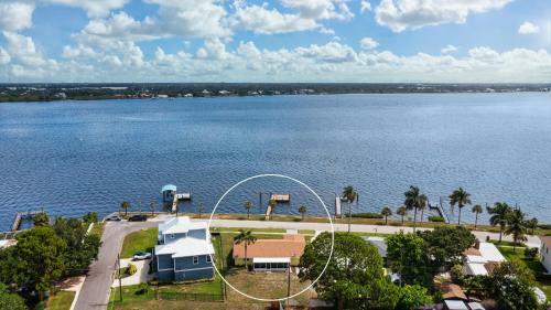 Sunshine On The River 3 Bedroom Waterfront Property Home