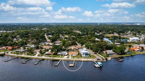 Sunshine On The River 3 Bedroom Waterfront Property Home