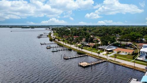 Sunshine On The River 3 Bedroom Waterfront Property Home