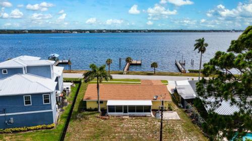 Sunshine On The River 3 Bedroom Waterfront Property Home