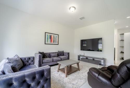 Villa Luxury Condo 4 Beautiful Bedroom Great Location!