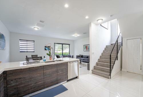 Villa Luxury Condo 4 Beautiful Bedroom Great Location!