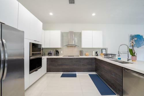 Villa Luxury Condo 4 Beautiful Bedroom Great Location!