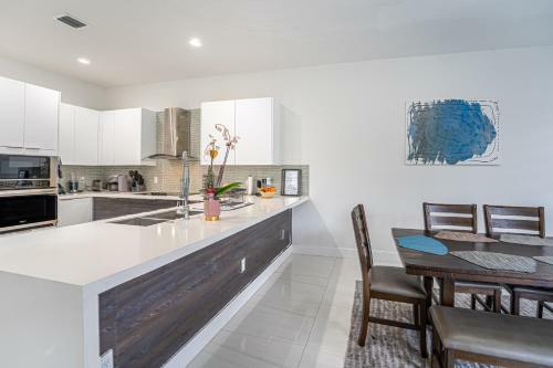 Villa Luxury Condo 4 Beautiful Bedroom Great Location!