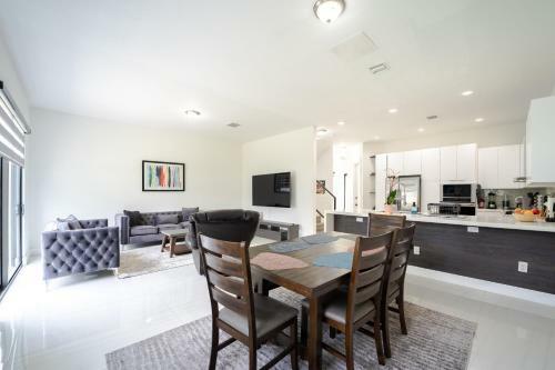 Villa Luxury Condo 4 Beautiful Bedroom Great Location!