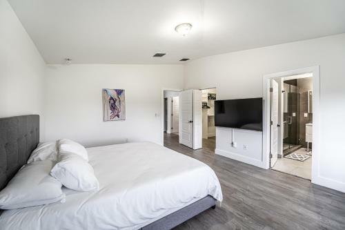 Villa Luxury Condo 4 Beautiful Bedroom Great Location!