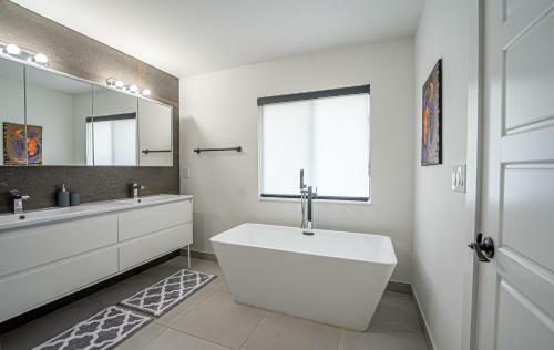 Villa Luxury Condo 4 Beautiful Bedroom Great Location!