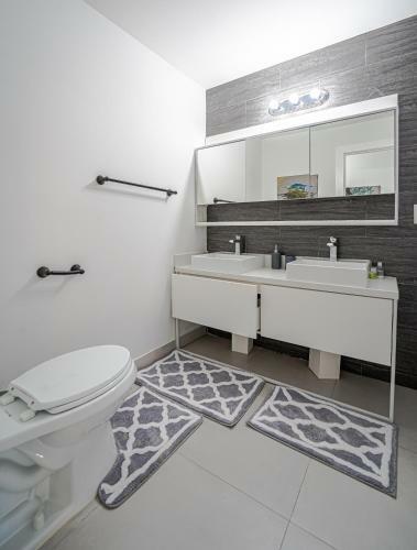 Villa Luxury Condo 4 Beautiful Bedroom Great Location!