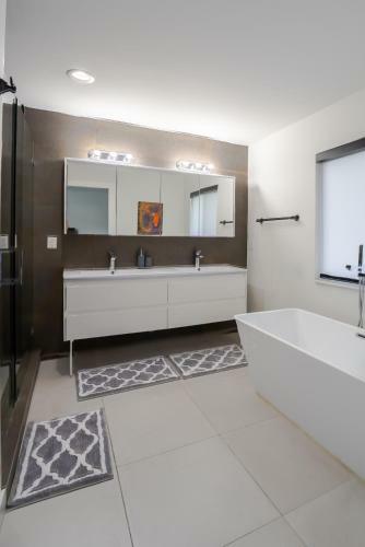 Villa Luxury Condo 4 Beautiful Bedroom Great Location!