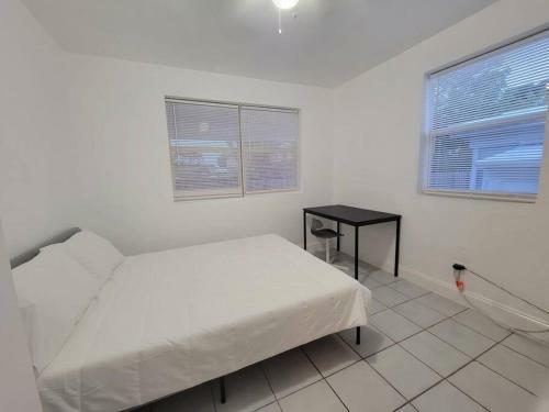 Lovely 1-bedroom Apartment In Hollywood Fl