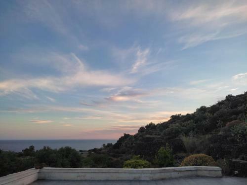 Antique Rural Dammuso With Pool And Sea View