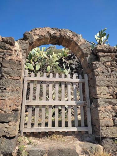 Antique Rural Dammuso With Pool And Sea View
