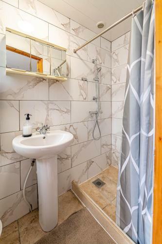 Beautiful 4 Beds House, 7 Walk To Train Station