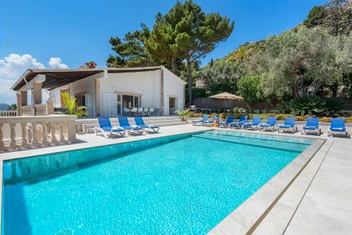Luxury Mountain Villa With Sea Views For 12 Guests