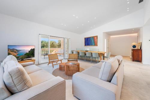 Luxury Mountain Villa With Sea Views For 12 Guests