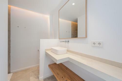 Luxury Mountain Villa With Sea Views For 12 Guests