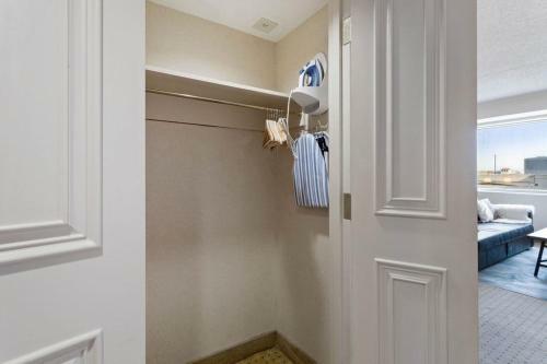 Posada Cozysuites Showboat Modern Boardwalk Hotel Room