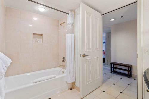 Posada Cozysuites Showboat Modern Boardwalk Hotel Room
