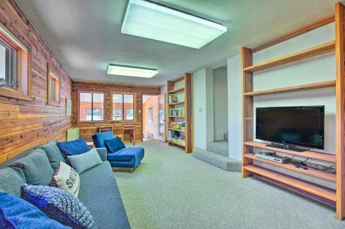 Spacious Home With Hot Tub, Sunroom And Views!