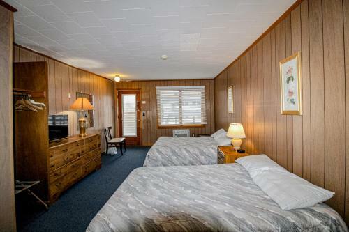 Showboat Motel V