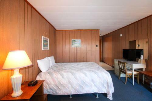 Showboat Motel V