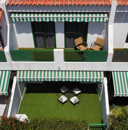 Agradable Adosado Con Terraza Y Piscina