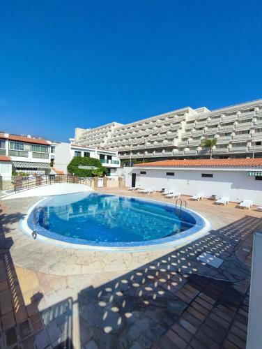 Agradable Adosado Con Terraza Y Piscina