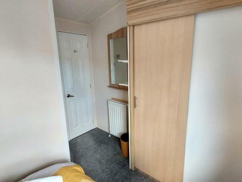 Fab 3 Bedroom Caravan Sleeps 8 Close To The Beach