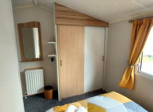 Fab 3 Bedroom Caravan Sleeps 8 Close To The Beach