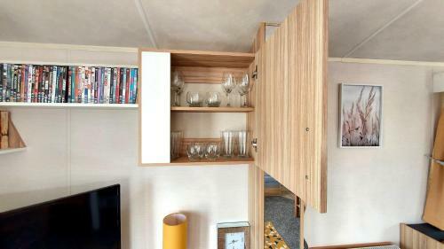 Fab 3 Bedroom Caravan Sleeps 8 Close To The Beach