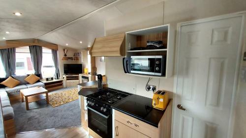 Fab 3 Bedroom Caravan Sleeps 8 Close To The Beach