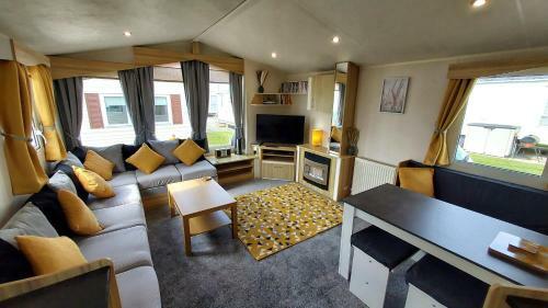 Fab 3 Bedroom Caravan Sleeps 8 Close To The Beach