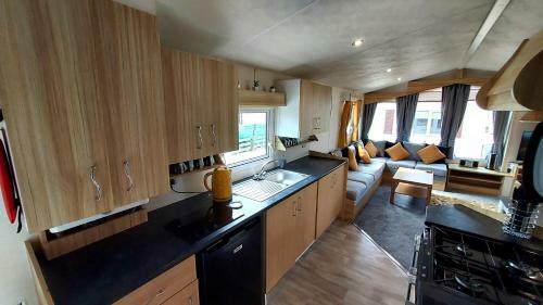 Fab 3 Bedroom Caravan Sleeps 8 Close To The Beach