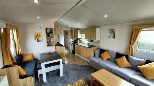 Fab 3 Bedroom Caravan Sleeps 8 Close To The Beach