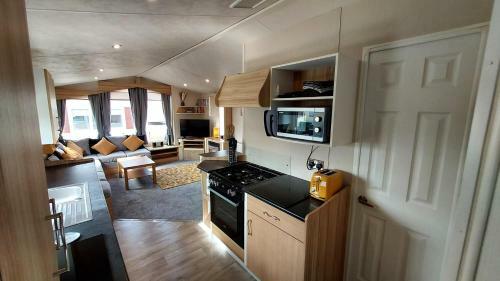 Fab 3 Bedroom Caravan Sleeps 8 Close To The Beach