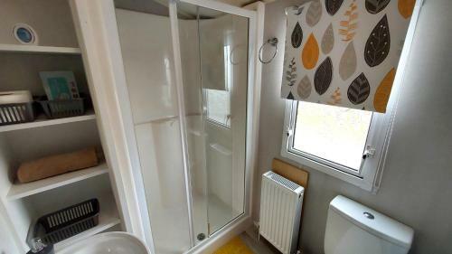 Fab 3 Bedroom Caravan Sleeps 8 Close To The Beach