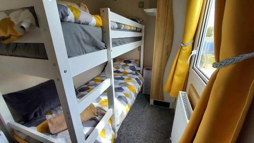 Fab 3 Bedroom Caravan Sleeps 8 Close To The Beach