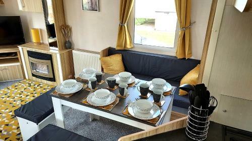 Fab 3 Bedroom Caravan Sleeps 8 Close To The Beach