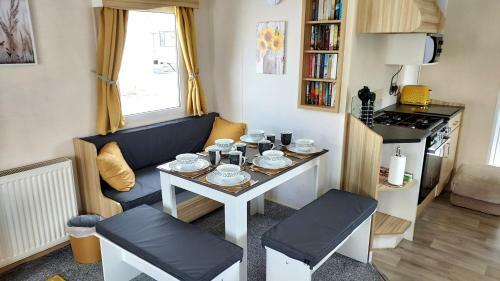 Fab 3 Bedroom Caravan Sleeps 8 Close To The Beach