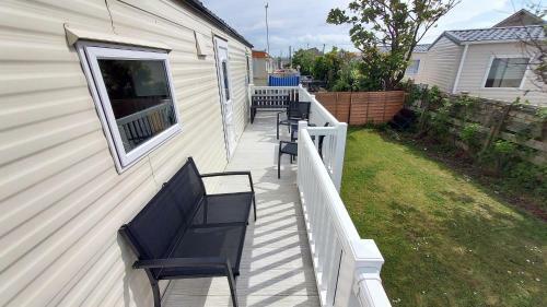 Fab 3 Bedroom Caravan Sleeps 8 Close To The Beach