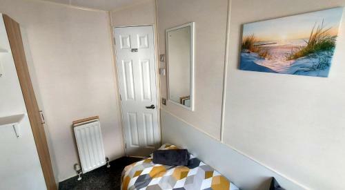 Fab 3 Bedroom Caravan Sleeps 8 Close To The Beach