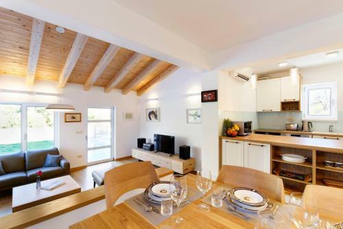 Villa Jure With Heated Pool And Electric Vehicle Station