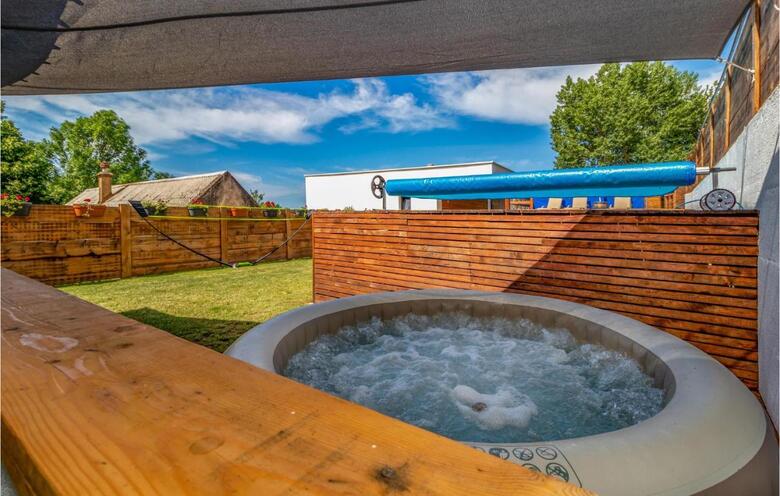 Nice Home In Bater With Jacuzzi, Wifi And 3 Bedrooms