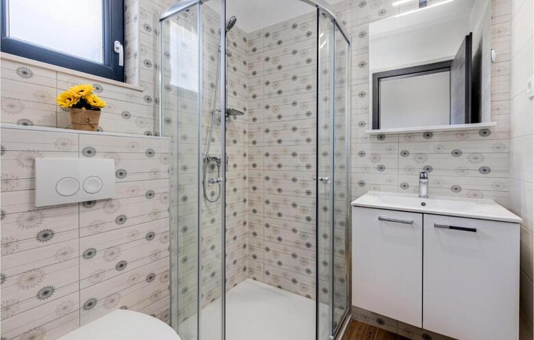 Nice Home In Bater With Jacuzzi, Wifi And 3 Bedrooms