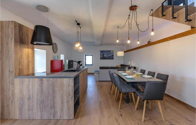Nice Home In Bater With Jacuzzi, Wifi And 3 Bedrooms
