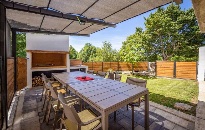 Nice Home In Bater With Jacuzzi, Wifi And 3 Bedrooms