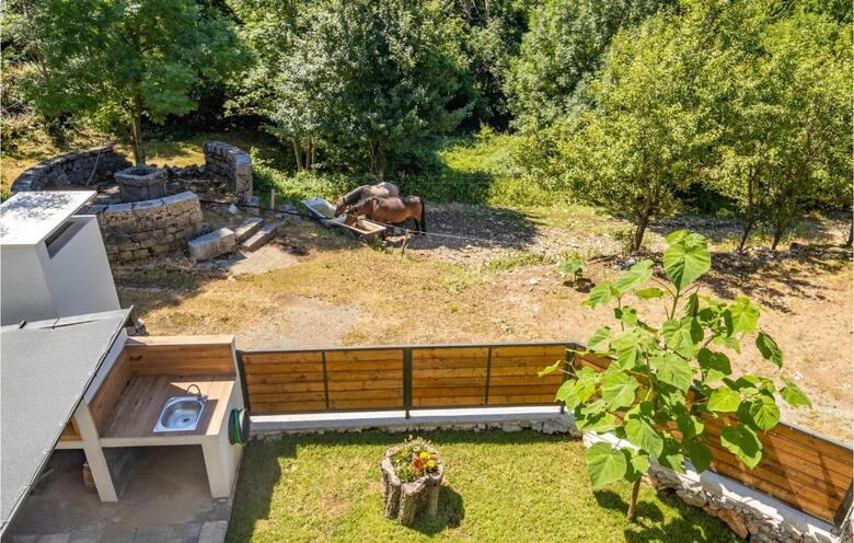 Nice Home In Bater With Jacuzzi, Wifi And 3 Bedrooms