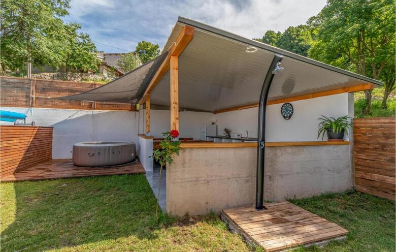 Nice Home In Bater With Jacuzzi, Wifi And 3 Bedrooms